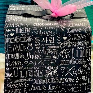 MARY Kay travel roll up bag: Discover what you love.